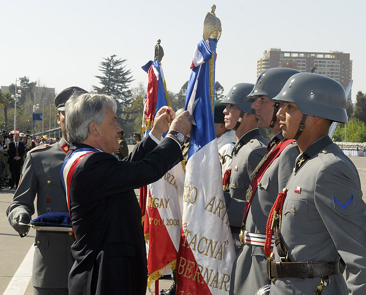 744px-Gran_Parada_Militar_del_Bicentenario_(5013199592)